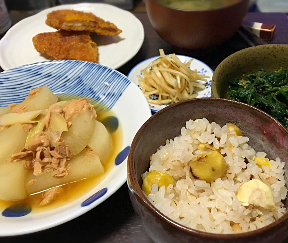 晩ごはん  職場の前で拾った山栗ごはん 大根とツナの煮物 ほうれん草おひたし とんかつ 大根の皮のポン酢漬 大根の皮、葉とワカメの味噌汁|ぽんたさん