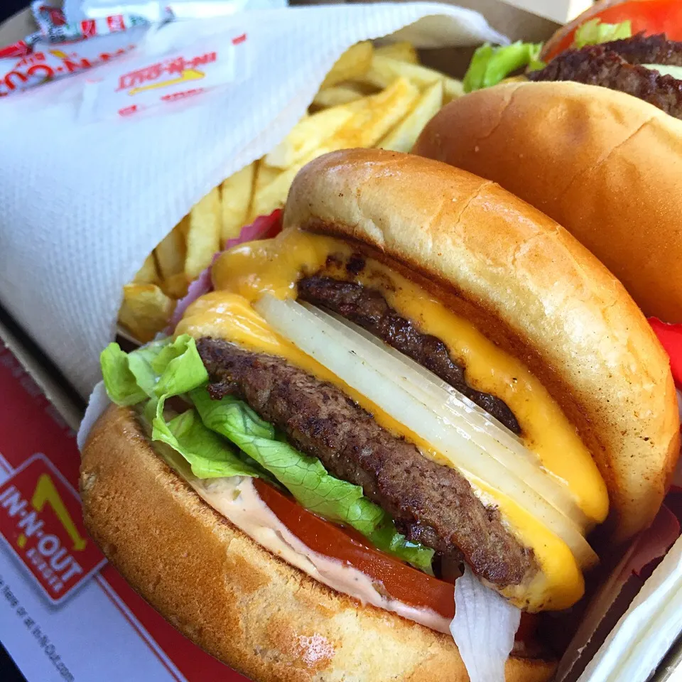 Snapdishの料理写真:In-N-Out Hamburger 🍔|mamaeriさん