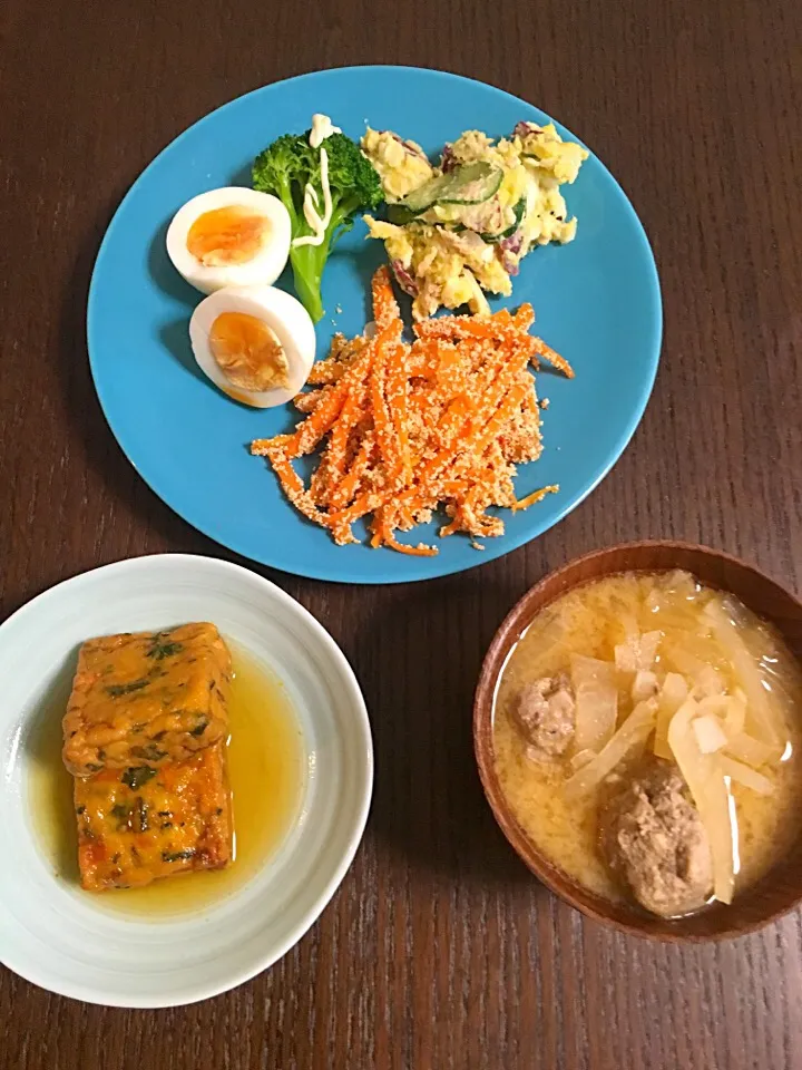 Snapdishの料理写真:10月30日朝ごはん がんもの煮物 さつまいものサラダ 人参明太子炒め つみれ汁|やすこさん