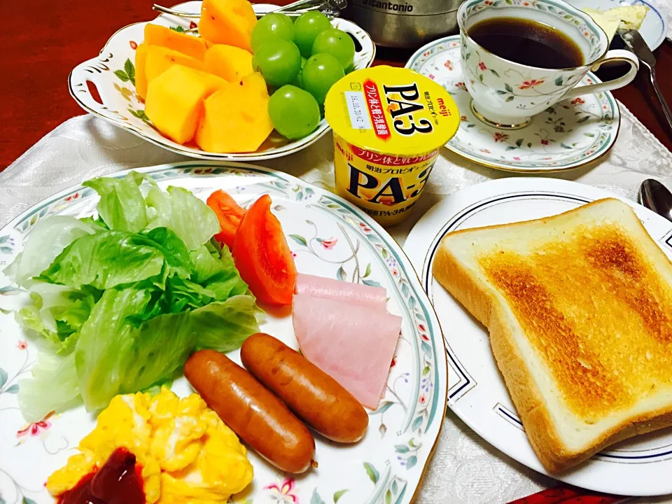 Snapdishの料理写真:どんより曇り空の朝   せめて朝食だけでも明るく☕️🍴🍞🍇🎉🎉😊|ｋｚｓｙｋさん