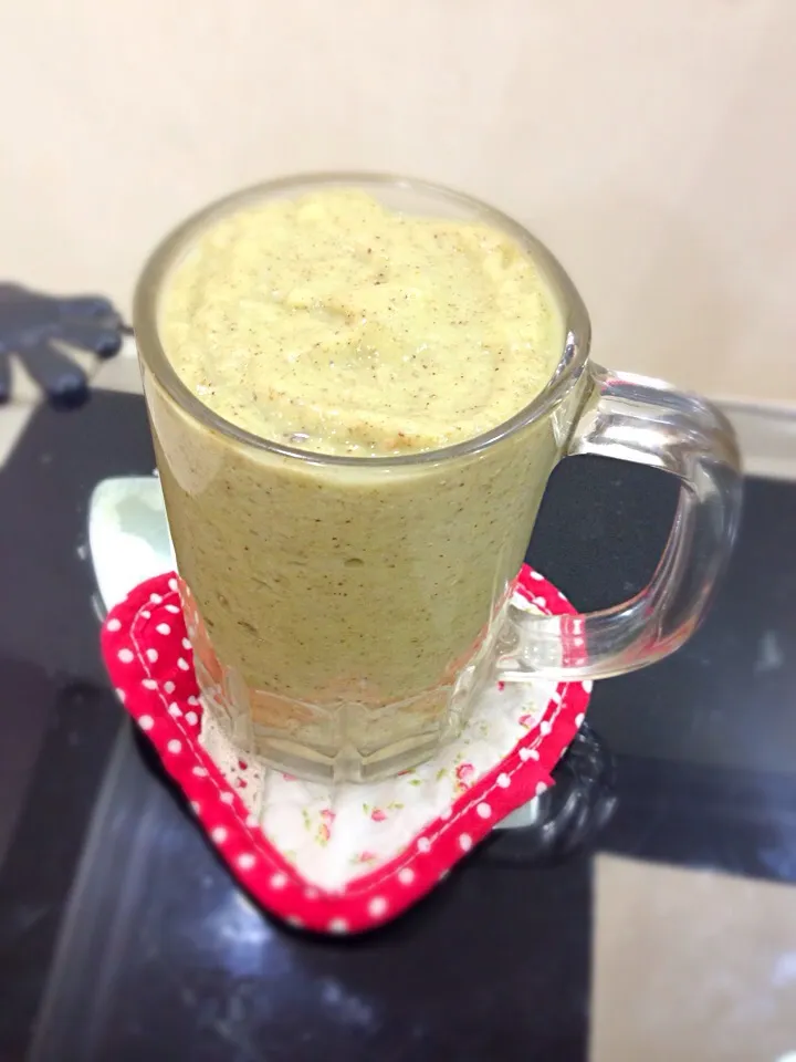 Avacado kiwi smoothie|Cherry Thamさん