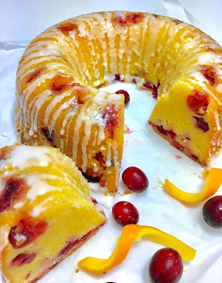 Snapdishの料理写真:Cranberry Orange Cake : sweet and sour goodness.|gonbenさん