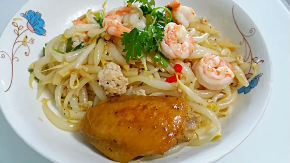 Stir fry noodles with prawns minced pork and 1 soy chicken wing 😉😍👄👅💋|🌷lynnlicious🌷さん