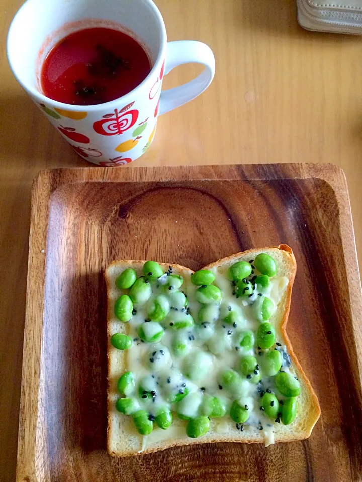 Snapdishの料理写真:枝豆と黒ごまのチーズトースト ホットトマトジュース|黒蜜きなこさん