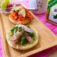 Snapdishの料理写真:朝ごパン:ラディッシュソテー、ミックスシードのキャロットラペ／English Muffin with Carrot Rappes, Seed mix🍃