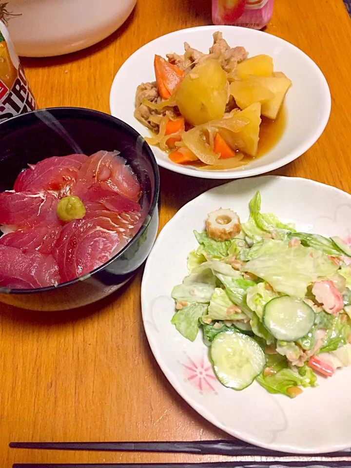 Snapdishの料理写真:マグロ丼、肉じゃが、友達に教えてもらった納豆サラダ|みかんさん