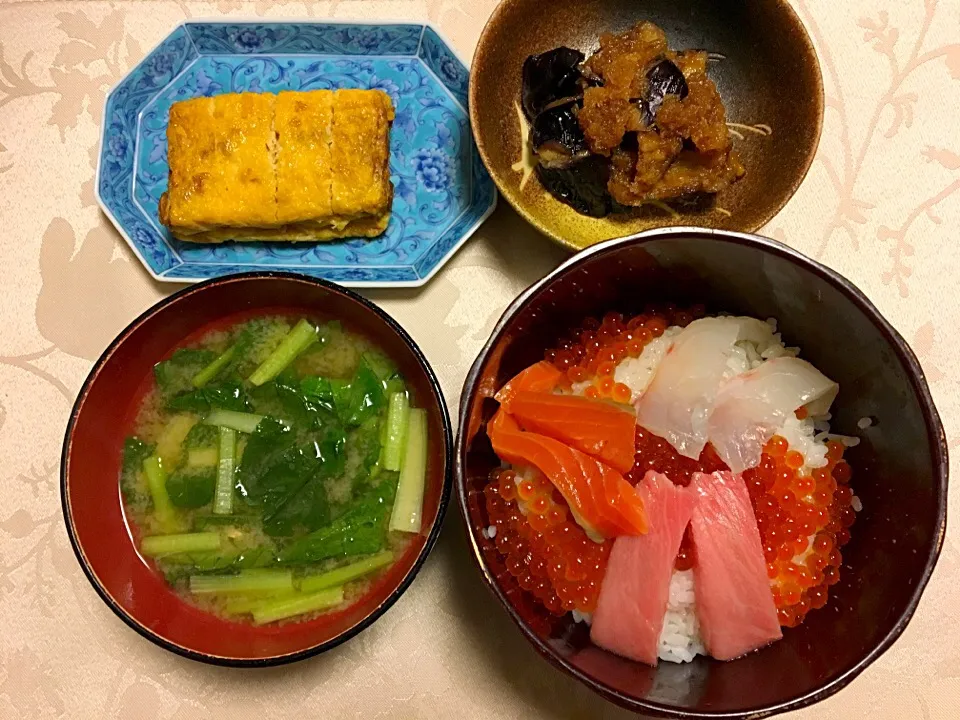 Snapdishの料理写真:この時期しかない生いくら醤油漬けたっぷり海鮮丼|Junko Tominagaさん