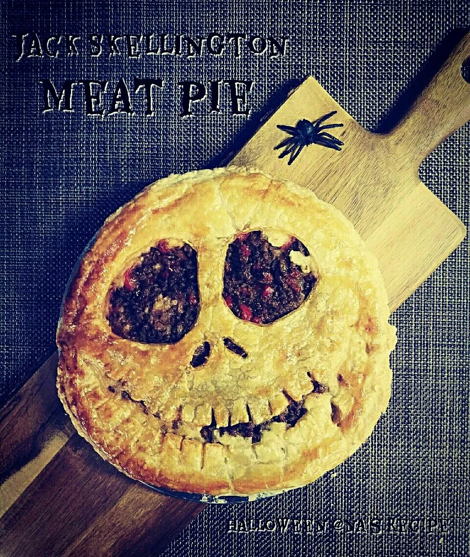 Snapdishの料理写真:“Jack Skellington” meat pie for 
Halloween dinner💀🎃🍴 #jackskellington #nightmarebeforechristmas
#halloweendinner #halloween #halloween2016 #meatpie #Anasrecipe |Kashimanakitchenさん