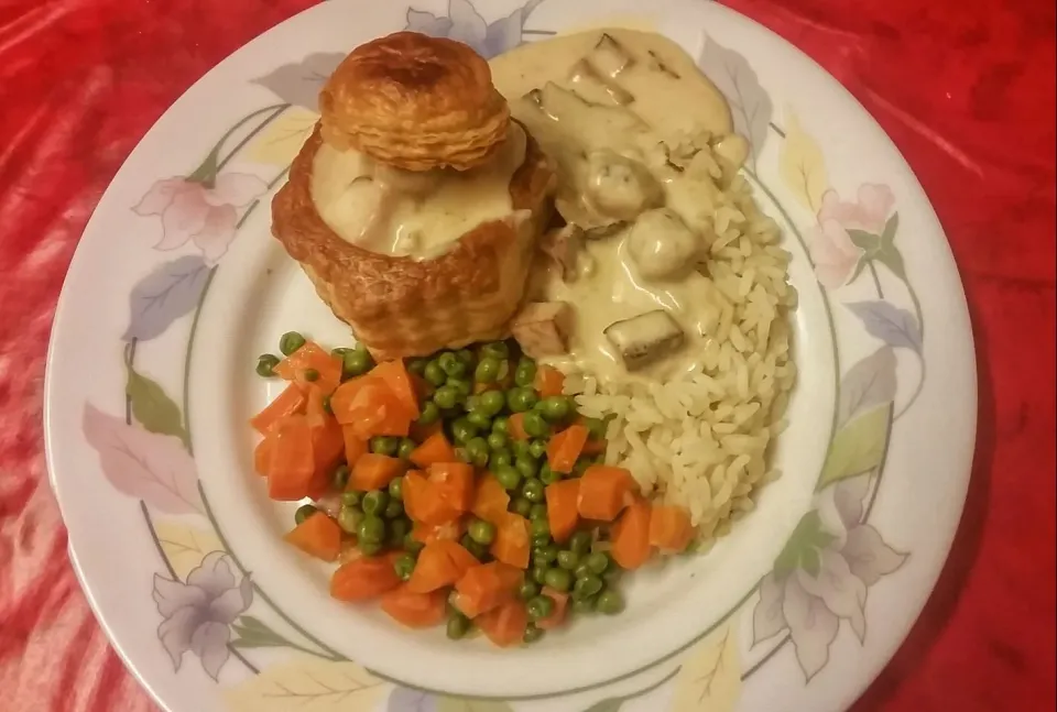 selfmade Vol-au-vent / Pastetli / Pastry
filled with tender meat 
on white sauce
with vegatables and rice|Najeskaさん