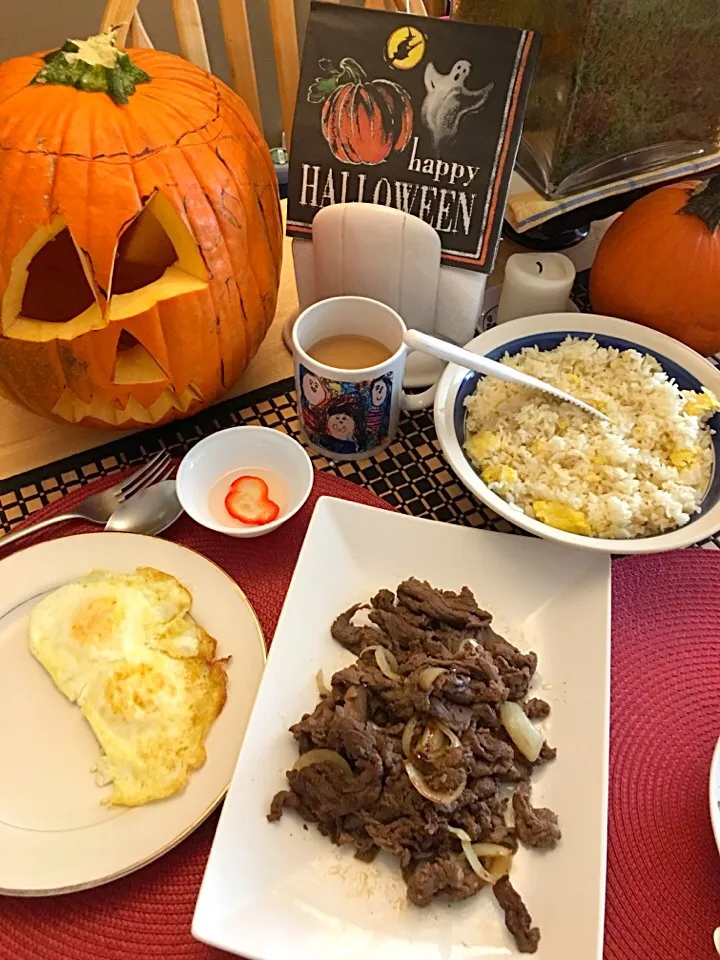 Sunday Breakfast🎃🍳☕️
Egg fried rice, beef tapa, fried egg, & dark roast coffee😍|🌺IAnneさん