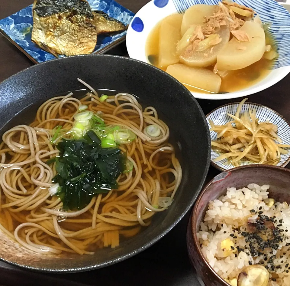 昼ごはん  かけそば 山栗ごはん 大根とツナの 煮物 焼き塩鯖 大根の皮のポン酢漬|ぽんたさん