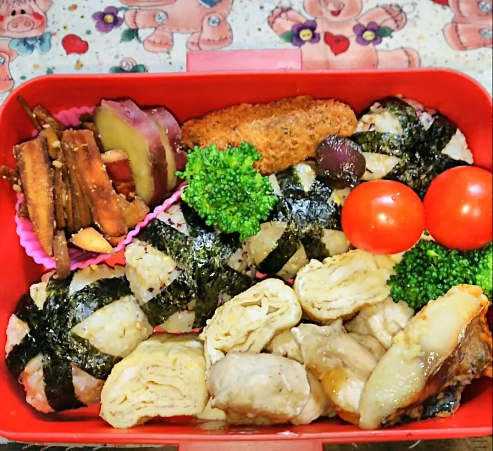 娘弁当🍱
   おにぎり🍙

ONI*MAMA*さんのさつまいもとごぼうの金平    ふつうのごまでしました。
   さつまいもの金平初めてです☺
ありがとーございます☺😊|miimiさん