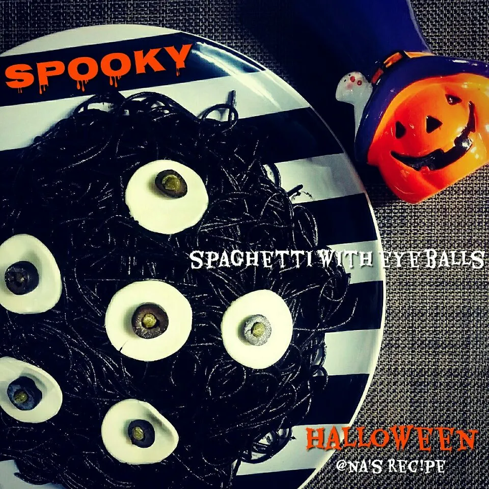 Squid ink spaghetti with creepy eyeballs💀💀💀
ギョロギョロ目玉のイカ墨スパゲティ🎃
テーブルに出した時の中３息子のリアクションが「ウ..アッ...！気持ち悪いぃ...」でした😸😹
それが狙いだから気持ち悪がってくれて嬉しかった私😸💕
#Squidinkspaghetti #ey|Kashimanakitchenさん