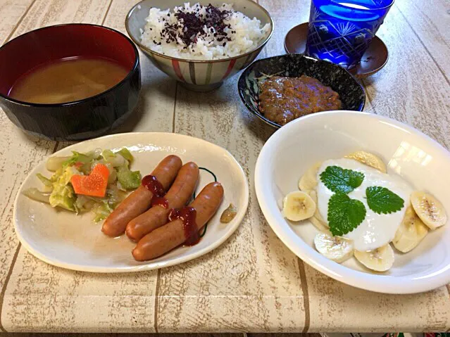 Snapdishの料理写真:今日の男飯(＞人＜;)朝ごはんバージョン♬
御殿場粗挽きポークwithピクルスand納豆and味噌汁andむかごごはんandバナナヨーグルト♬|ひーちゃんさん