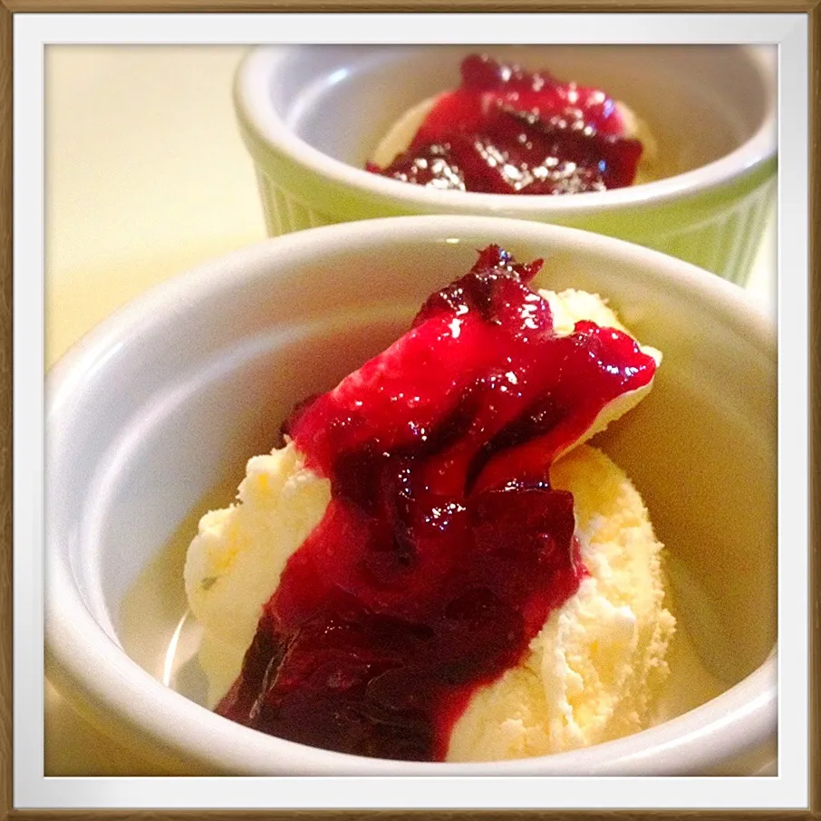 ローゼルをジャムにしました。Roselle jam over ice cream|toyamadaさん