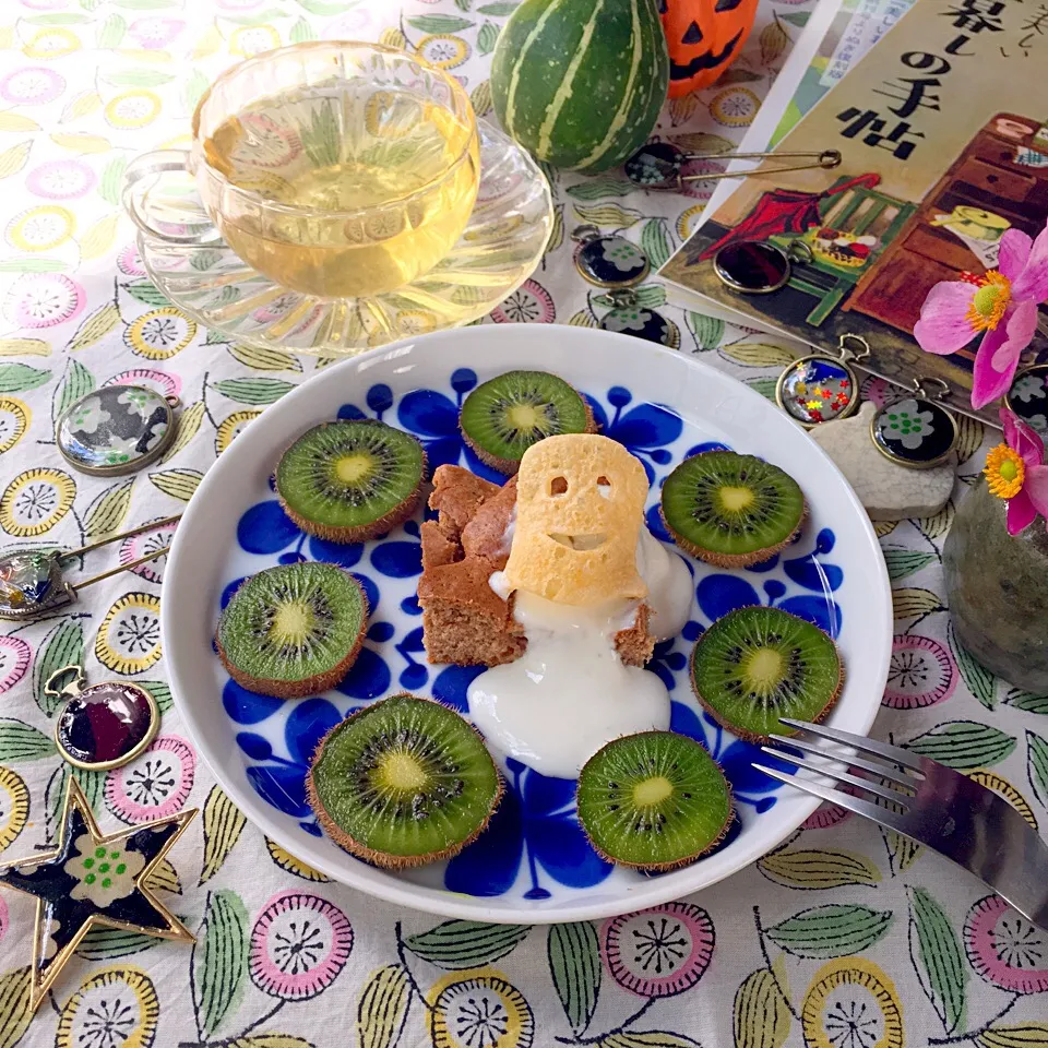 Snapdishの料理写真:家で収穫したキウイとクッキー風りんごケーキ|tamiさん