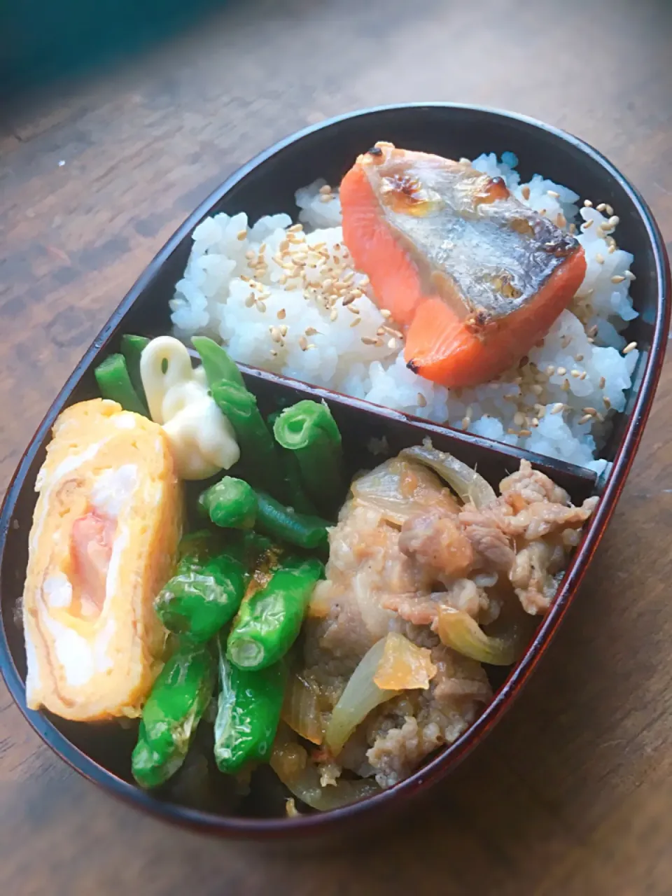 Snapdishの料理写真:今日のお弁当
・豚肉生姜焼きリンゴソース和え
・カニカマ入卵焼き
・ししとう焼
・塩茹でインゲン
・焼塩鮭|akiさん