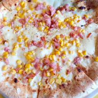 Cheesy corn and ham pizza