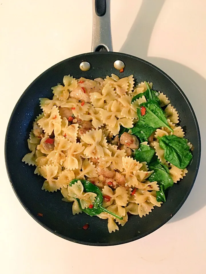 チリとチキンとほうれん草のパスタ|yuさん