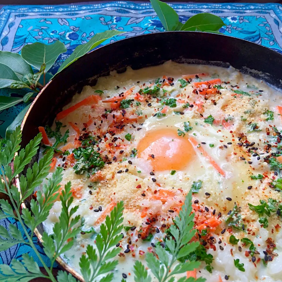 お昼ご飯に♪半熟卵のチーズリゾット💕簡単に作れて助かる〜♪|paaruさん