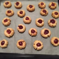 Snapdishの料理写真:Organic raspberry jam cookies|Yayoweさん