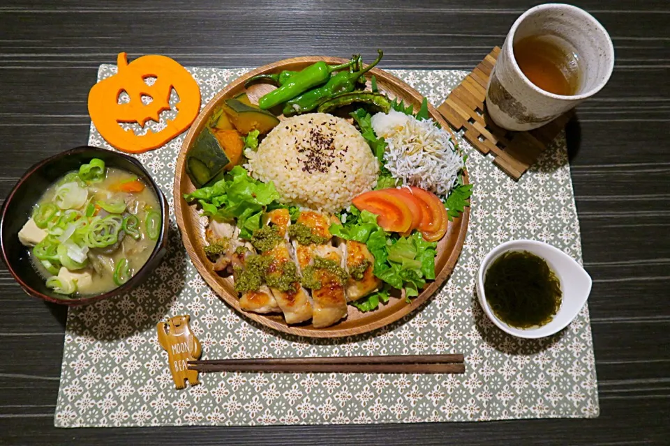 今夜のおうちごはん。玄米、塩麹チキンバジルかけ、南瓜煮、獅子唐と四角豆炒め、もずく酢、豚汁です。|かれんさん