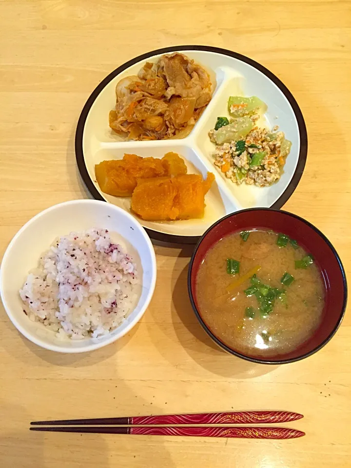 Snapdishの料理写真:南瓜の煮物
豚肉と野菜炒め
白和え《残り物》
味噌汁|野上真理子さん