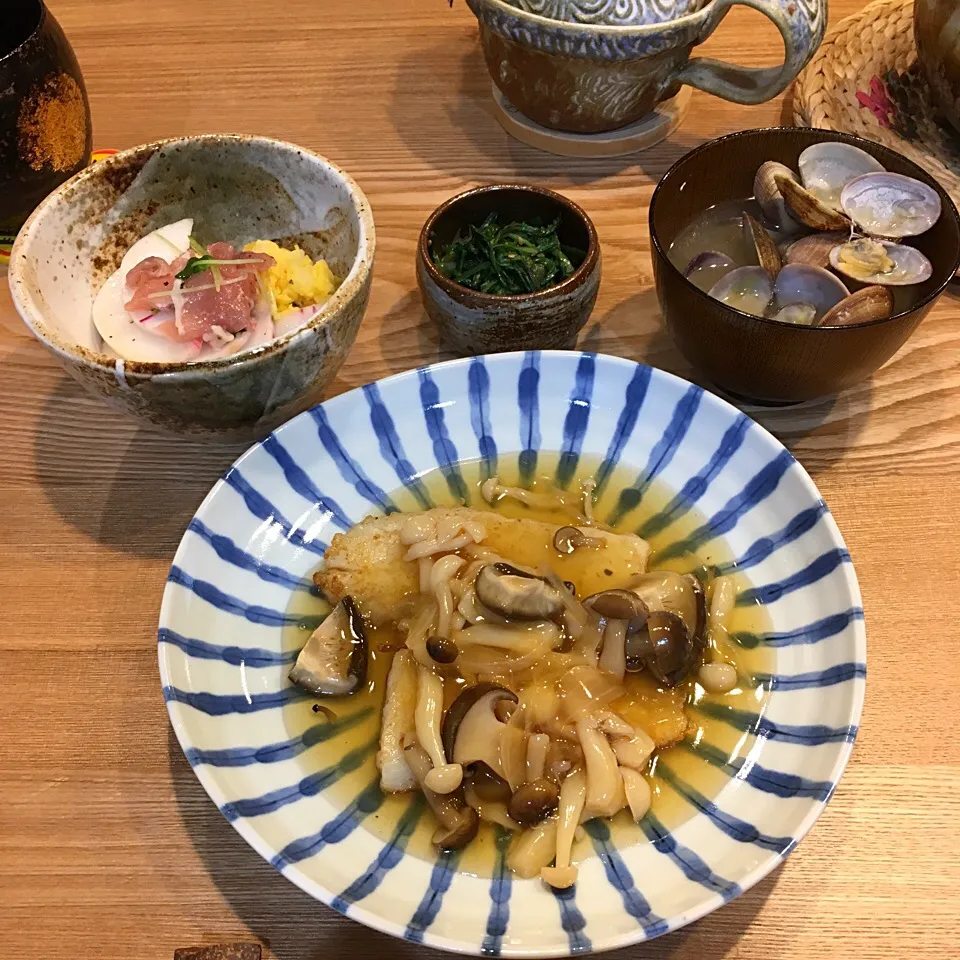 今夜のごはん。


サラダカブと生ハムのサラダ♪
春菊のナムル
白身魚のキノコ甘酢あんかけ
あさりの味噌汁|Momo Hanaさん