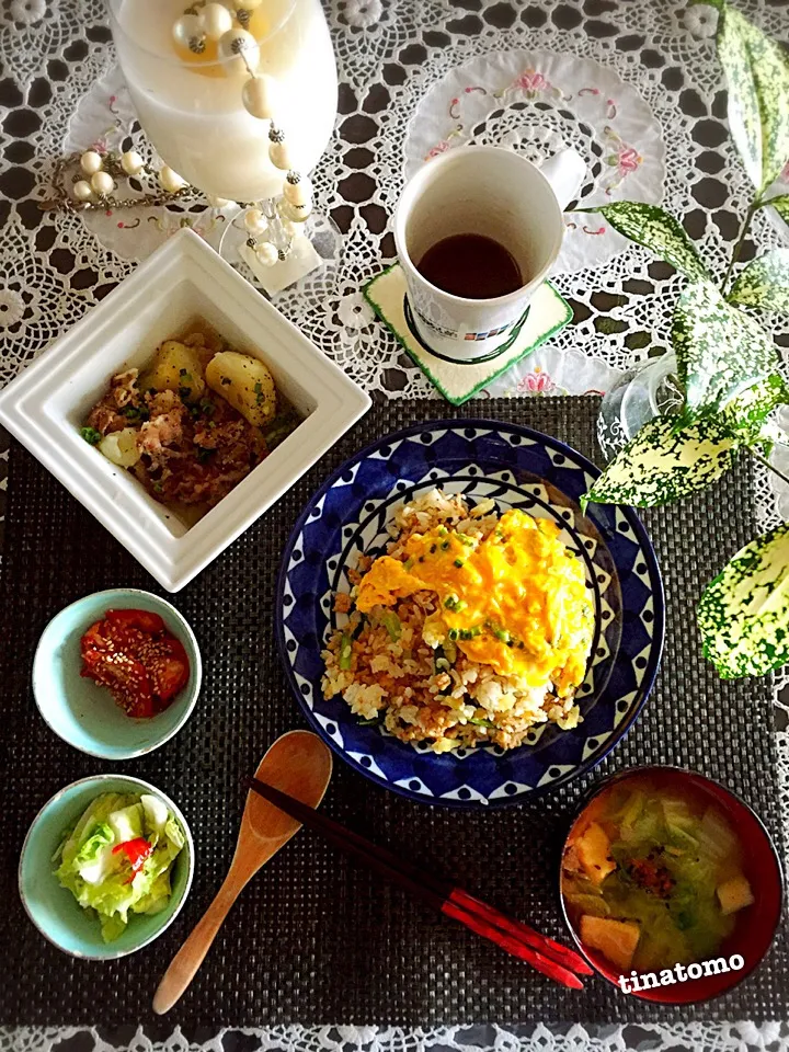 沢庵と鶏そぼろと小松菜チャーハン、卵乗せランチ！|Tina Tomoko😋さん