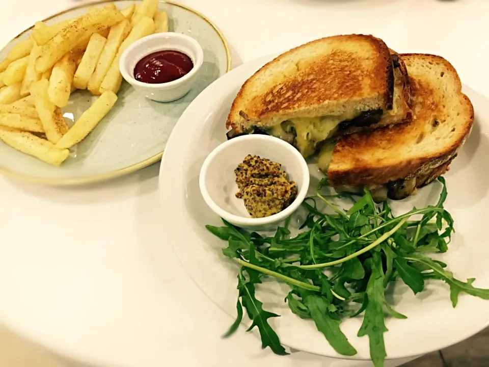 Toasted Sough-dough with cheese, mushroom and onion & fries|Sergio Lacuevaさん