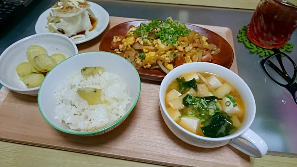 Snapdishの料理写真:ウインナーと卵のオイスター炒め、さつまいものレモン煮、マヨポン玉ねぎ冷奴、味噌汁、さつまいもご飯|おむすびさん