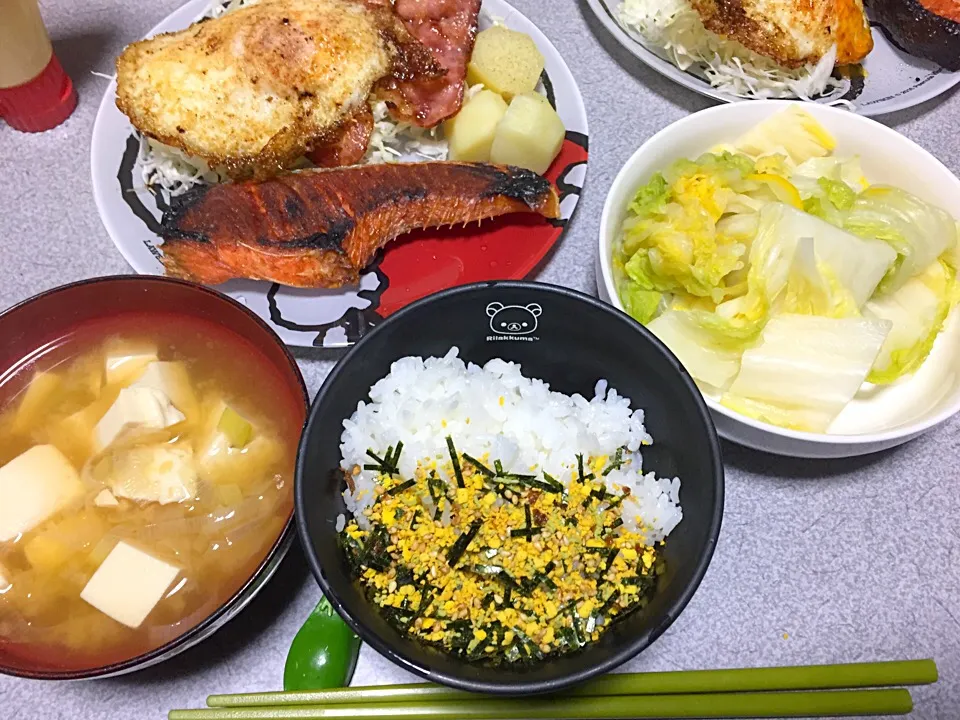 ふりかけご飯(半分は白米のままで)、魚、キャベツ、茹でじゃが、白菜、ベーコン、豆腐ネギ味噌汁|ms903さん