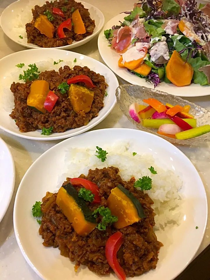 カボチャのキーマカレーと
柿と生ハムのシーザーサラダ|大久保 掬恵さん