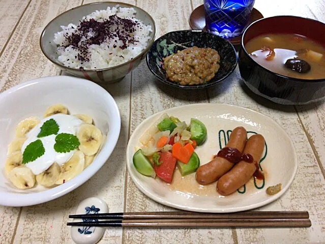 Snapdishの料理写真:今日の男飯(＞人＜;)朝ごはんバージョン♬御殿場粗挽きポークwithピクルスand納豆and豆腐とトマトと生椎茸となめこの味噌汁andバナナヨーグルトandしそごはん♬|ひーちゃんさん