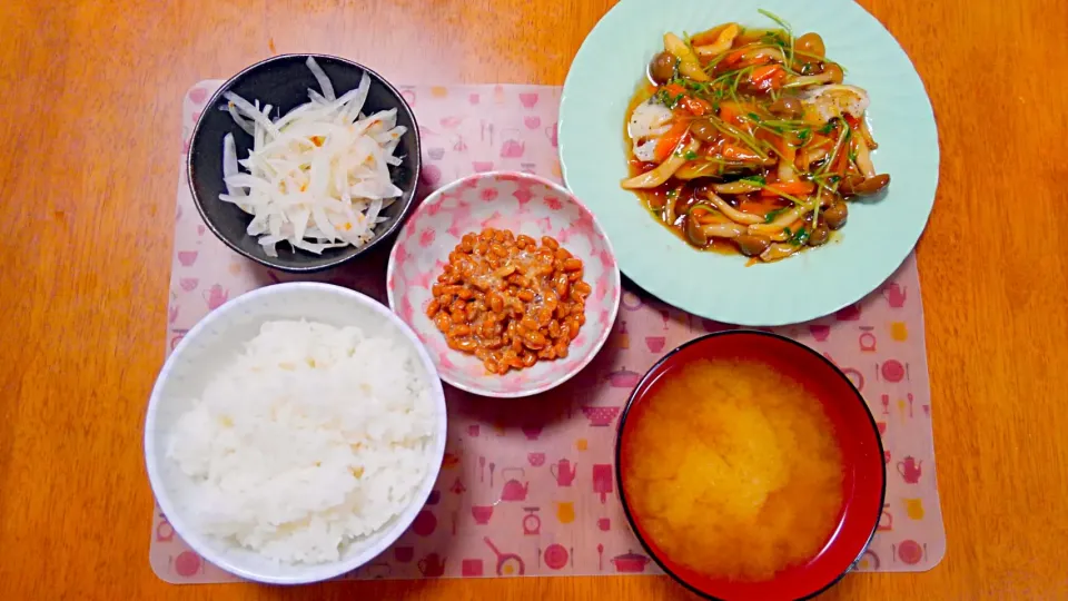 １０月３１日　鱈の和風彩りあんかけ　玉ねぎサラダ　納豆　お味噌汁|いもこ。さん