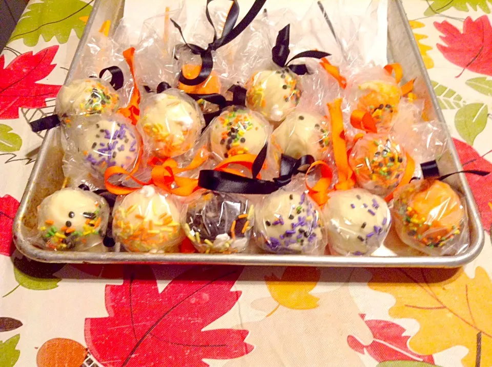 Halloween cake pops|John Baker Greskiewiczさん