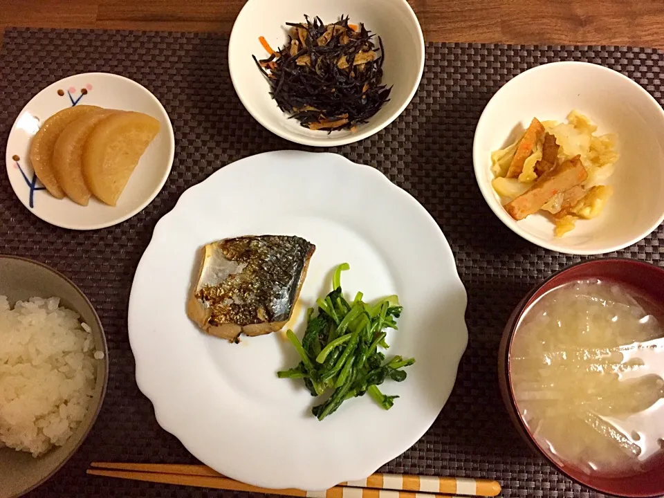 Snapdishの料理写真:後輩からもらった、さわらの醤油漬け。
と、キャベツの煮たやつ。|Ayako Koizumiさん