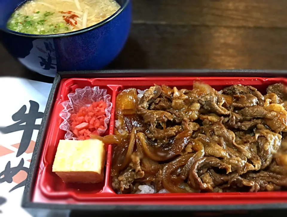 今日のランチは
「牛めし重 & 味噌煮込みうどん(小)」|muutさん