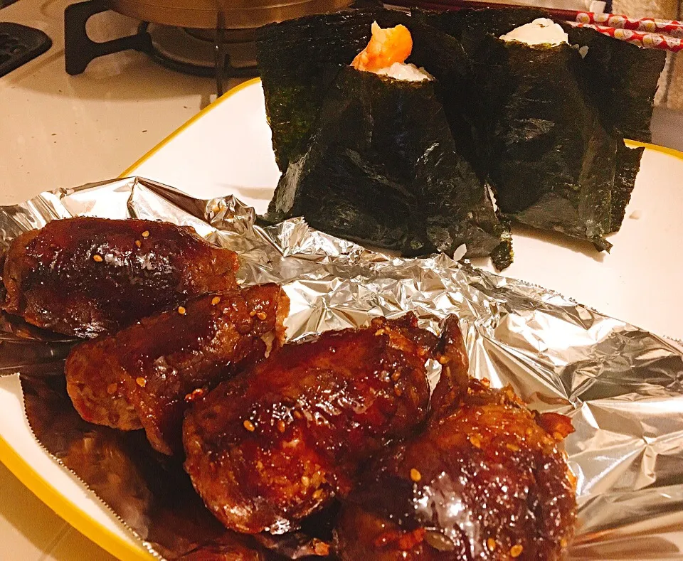 肉巻きおにぎりと鮭のおにぎり🍙

サーフィン前に友達の分も。海で食す🏄‍♀️|Makanaさん