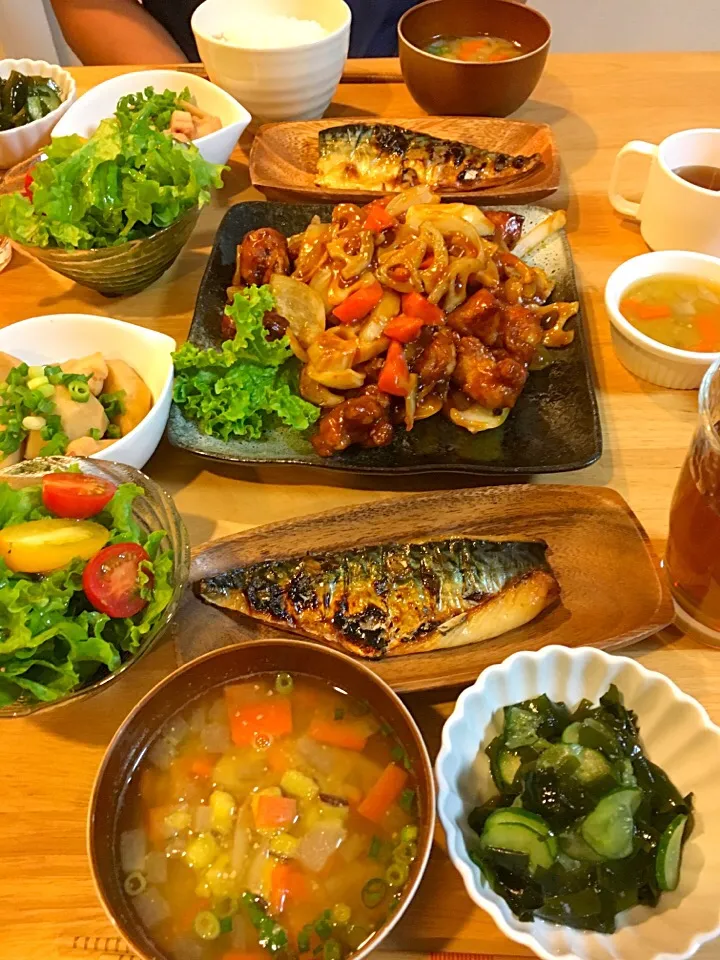 酢鶏 鯖の塩焼き サラダ 里芋とタコの煮物 わかめときゅうりの酢の物 ご飯 味噌汁(さつまいも、人参、大根、れんこん)|kasumiさん