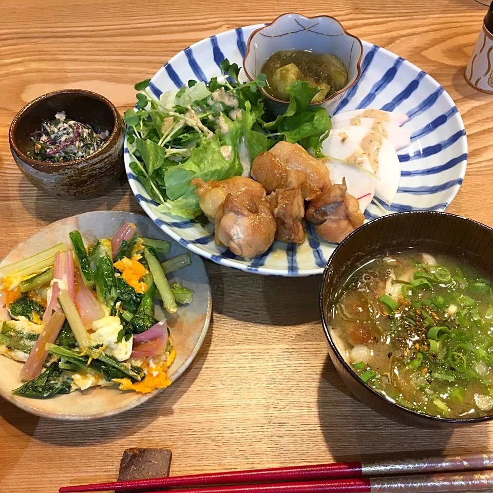 今夜のごはん♪

照り焼きチキン
サラダ
茄子のとろろ昆布煮わさび風味
海藻とシーチキンの和え物
キノコたちの味噌汁|Momo Hanaさん