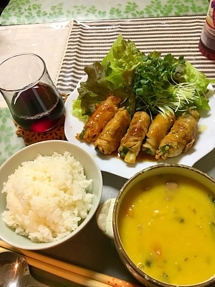 Snapdishの料理写真:肉巻きの中身は エリンギ、エノキ、ピーマン、竹輪です！甘辛く味付けしました(*^｡^*)昨日のカボチャのシチューと赤ワイン(*^ω^*)|ライムさん