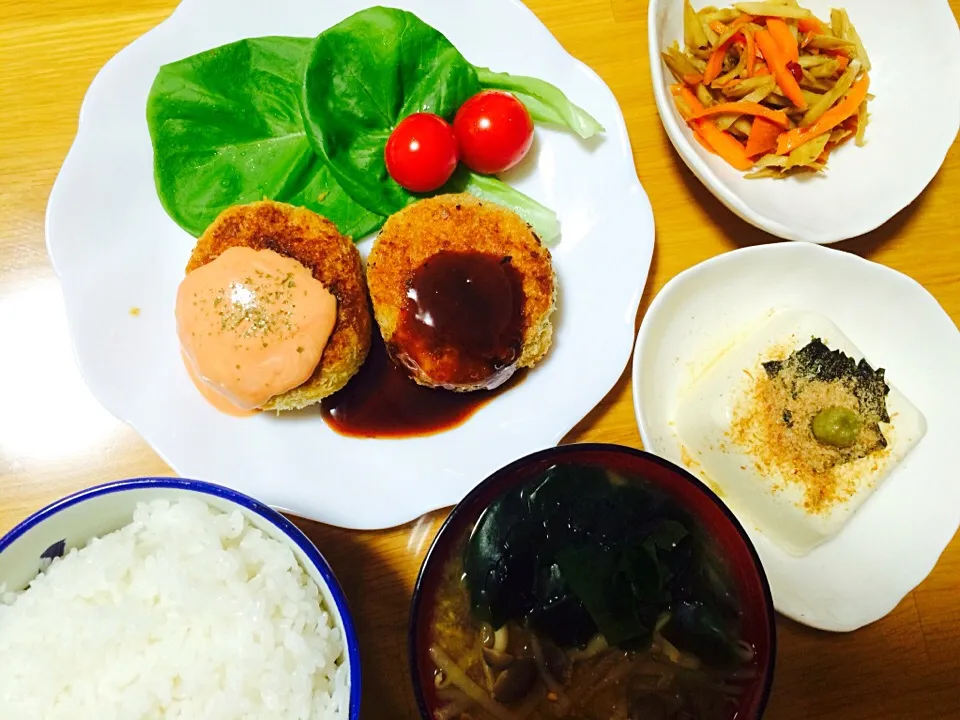 じゃがいもと鮭のコロッケ（バター風味&カレー風味）、きんぴらごぼう、柚子胡椒の冷奴、お味噌汁|いちごさん