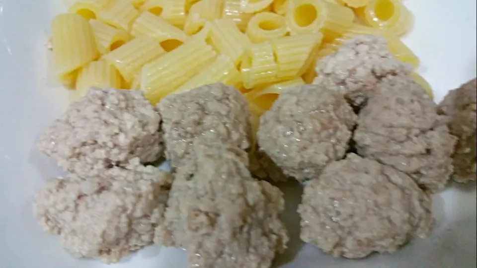 Plain minced pork balls and pasta with organic coconut oil  for my doggie 😍|🌷lynnlicious🌷さん