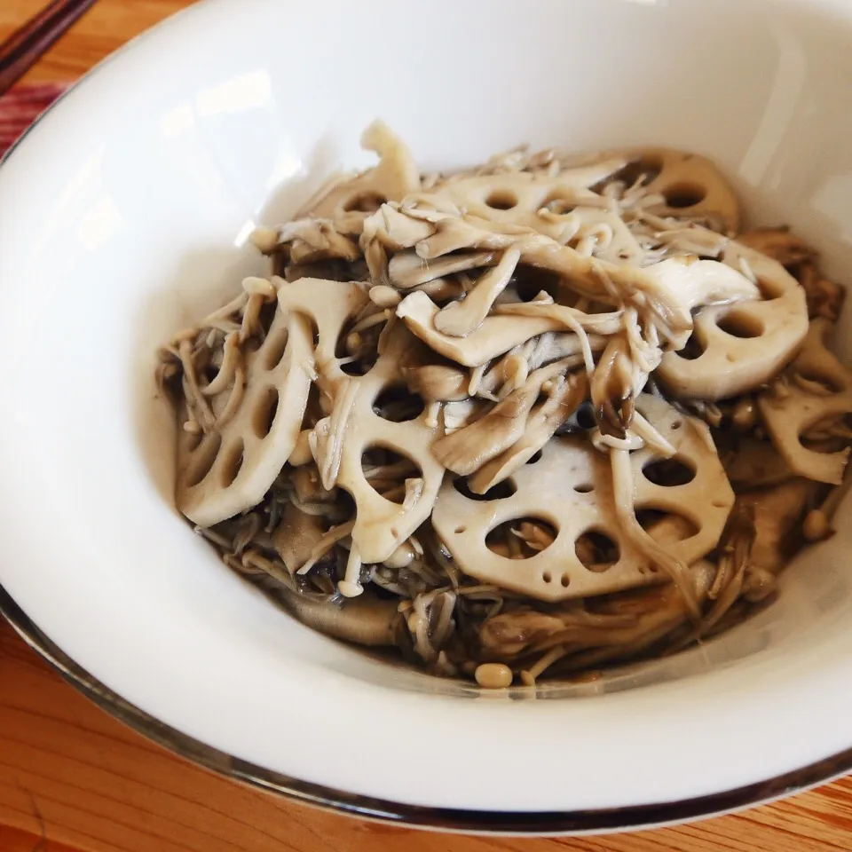 Yuka Nakataさんの料理 Stir fried mushrooms n lotus root w/ anchovy 蓮根と茸のアンチョビ炒め|麻紀子さん