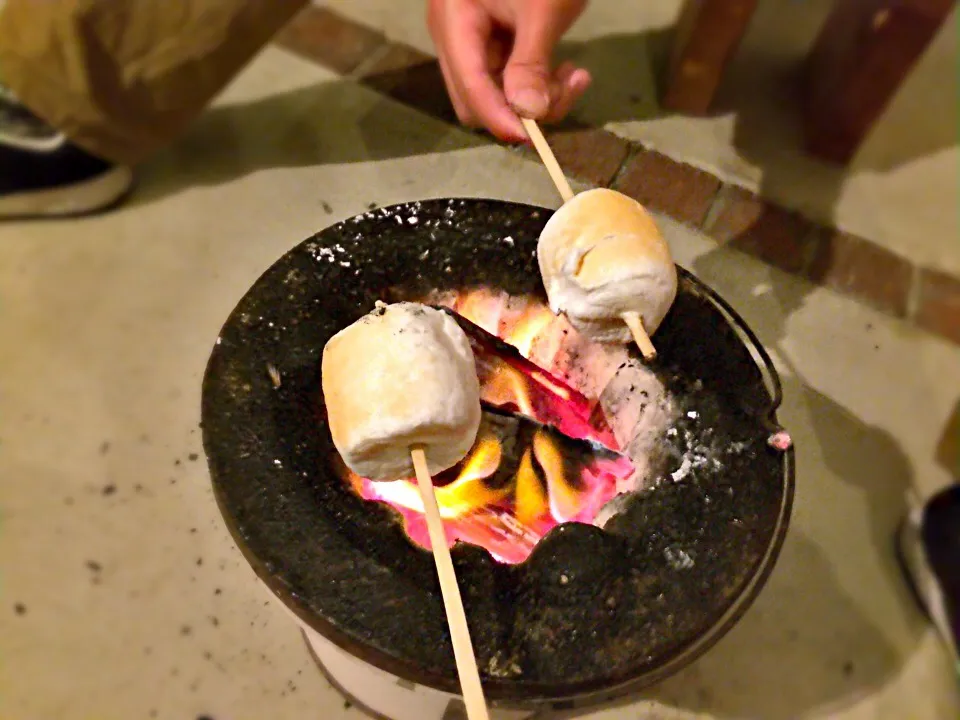 七輪で巨大なマシュマロ焼きです。外はカリッとして、中はトロトロ〜 (^^)|mikaさん