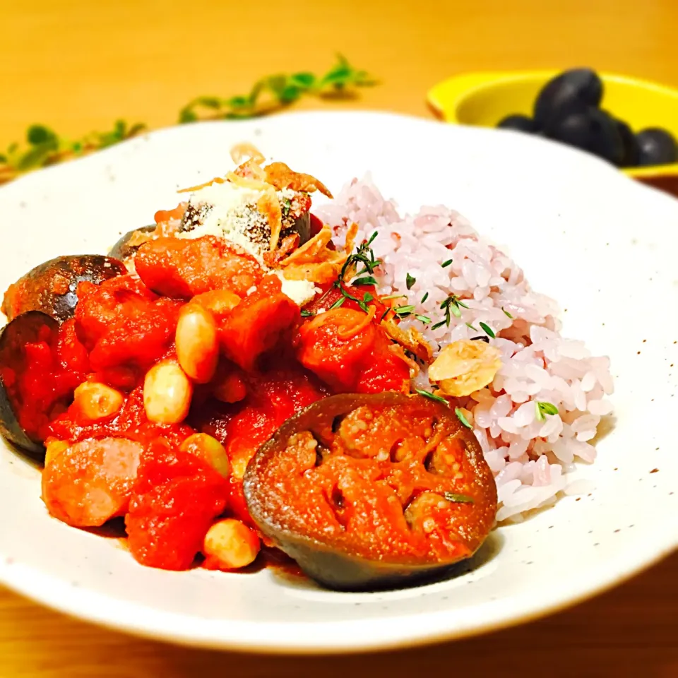 Snapdishの料理写真:赤米ごはんのナストマト豆丼 フライドオニオンとパルメザンがアクセント|むぎこさん