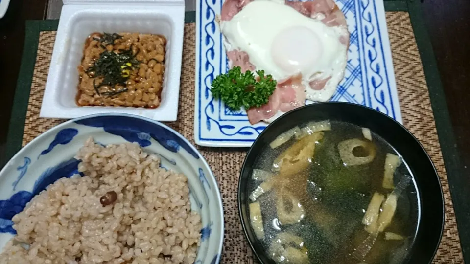 Snapdishの料理写真:納豆＆ベーコンエッグ＆ネギの味噌汁|まぐろさん