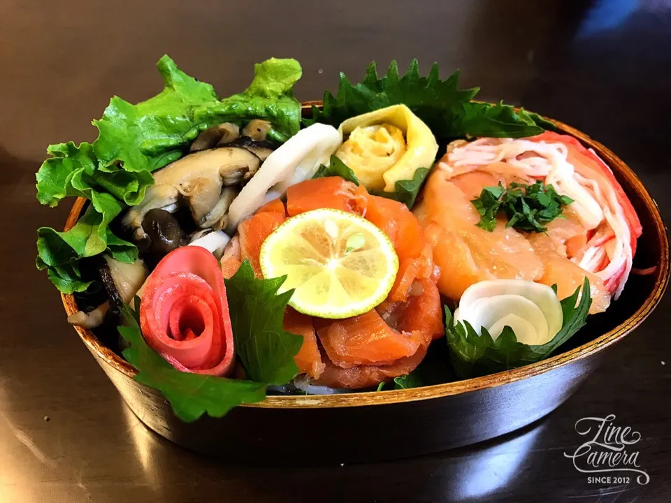 今日の私のお弁当🍱 切り落としのスモークサーモンでまん丸押し寿司( ´∀｀)|とんちんさん