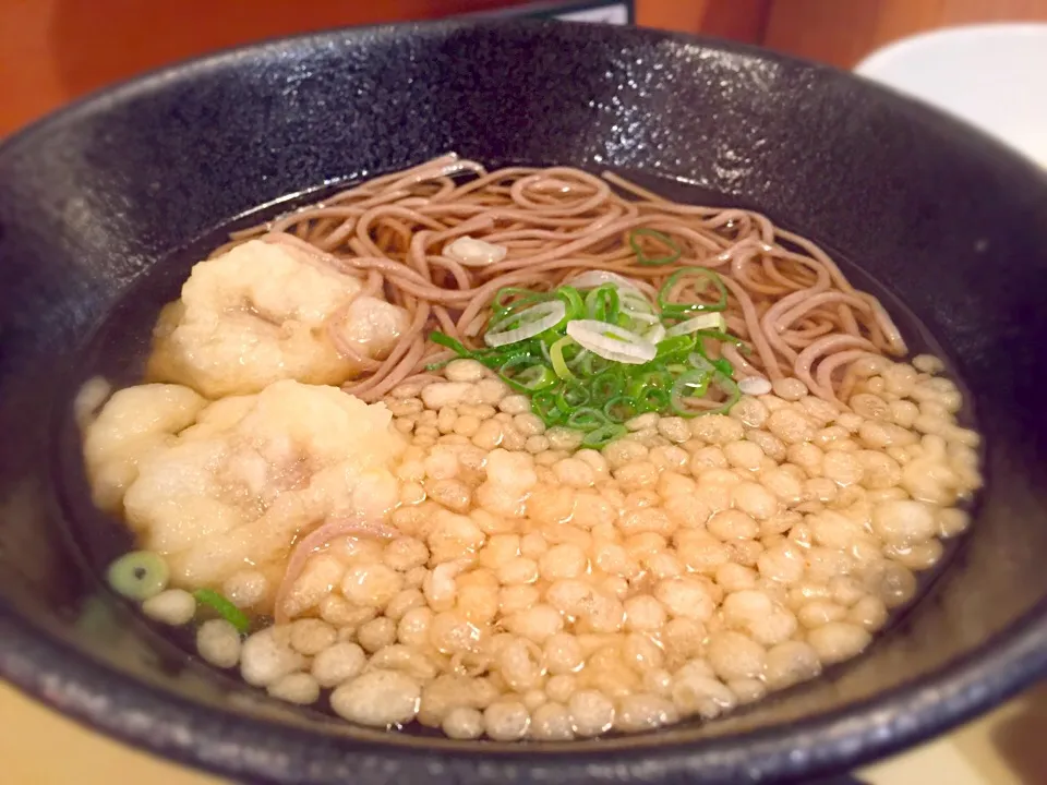 Snapdishの料理写真:健康的に朝御飯を食べようと思って日替り蕎麦を頼んだら、天かすタップリの上に焼売の天ぷらまで乗っていて…逆に不健康になりそうな悪寒💦|にゃあ（芸名）さん